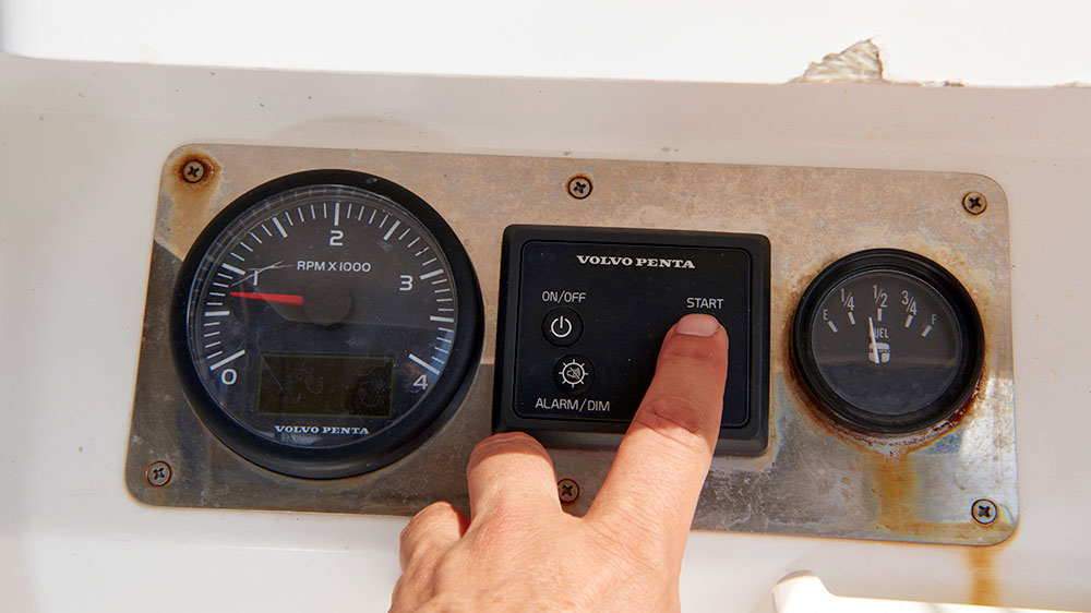 blauwasser_uebernahme_checkliste_charteryacht_motorpanel