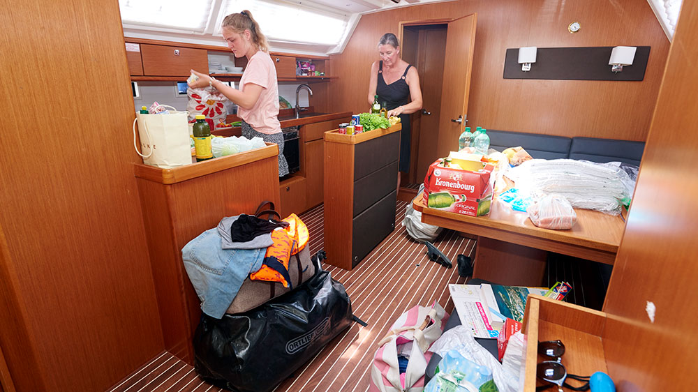 blauwasser_uebernahme_checkliste_charteryacht_salon_chaos