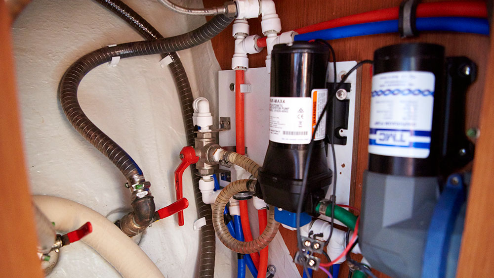 blauwasser_uebernahme_checkliste_charteryacht_schaltung_wassertank