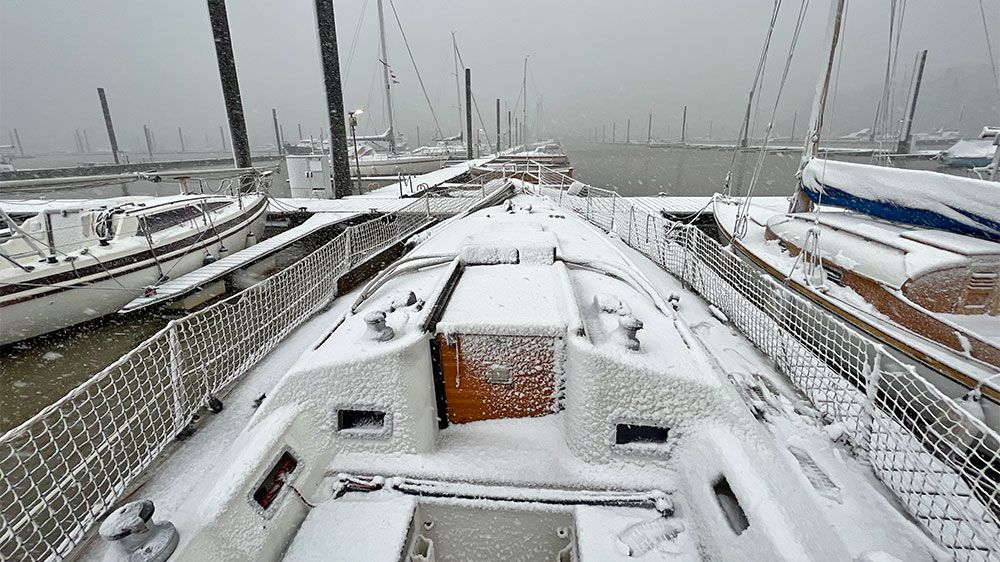 blauwasser_vorbereitung_winterlager_ueberwintern_schnee_an_deck