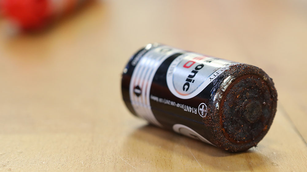 blauwasser_wartung_rettungsinsel_schritte_batterie_ausgelaufen