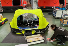 Das passiert bei der Wartung einer Rettungsinsel