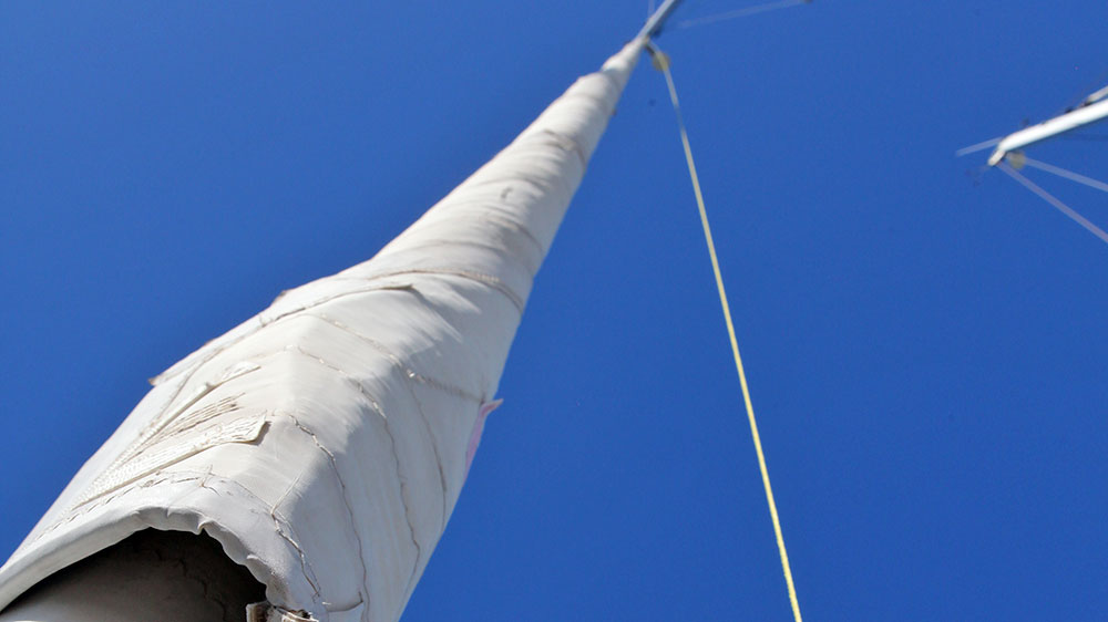 blauwasser_yacht_elektrische_rollreffanlage_aufgerolltes_segel
