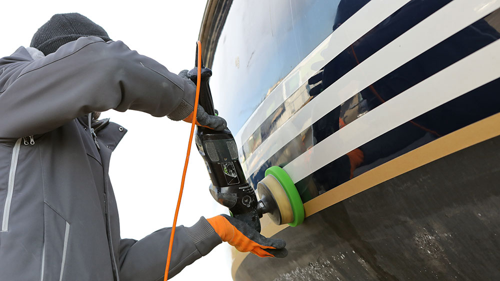 blauwasser_yacht_refit_polieren_rumpf_anleitung_maschine_unten
