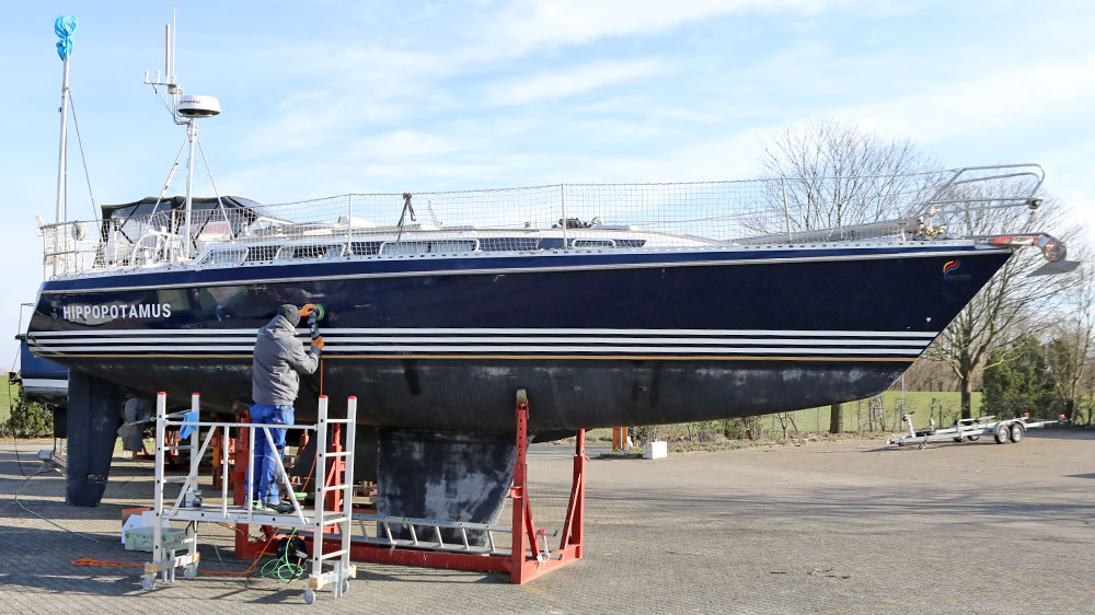 blauwasser_yacht_refit_polieren_rumpf_anleitung_rollgeruest