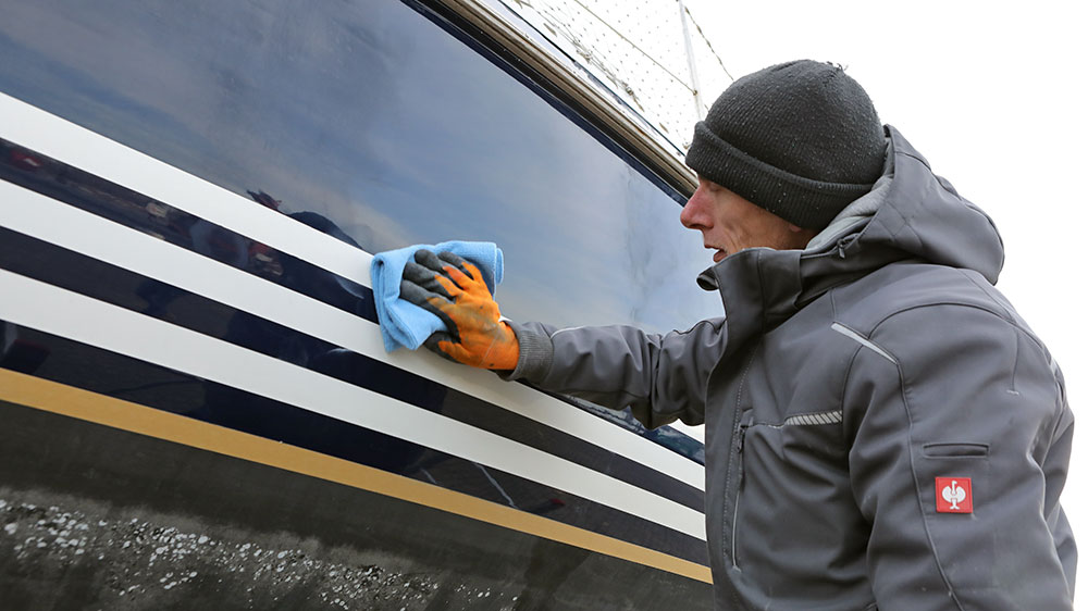 blauwasser_yacht_refit_polieren_rumpf_anleitung_wischen