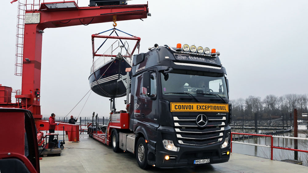 blauwasser_yacht_transport_strasse_lkw_ankunft