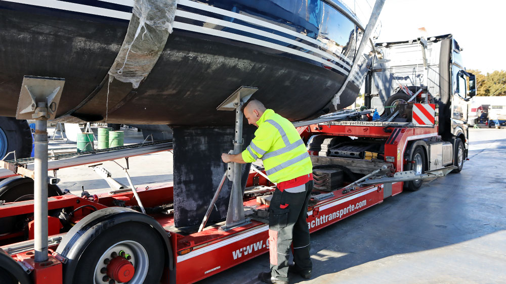 blauwasser_yacht_transport_strasse_lkw_staender