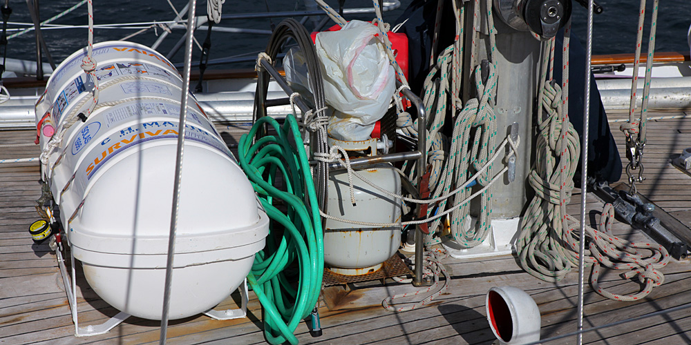 rettungsinsel-an-deck