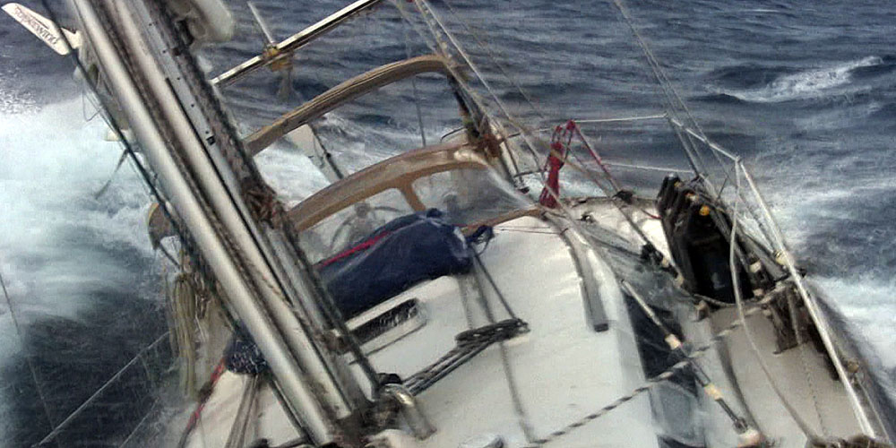 yacht-in-schwerer-see